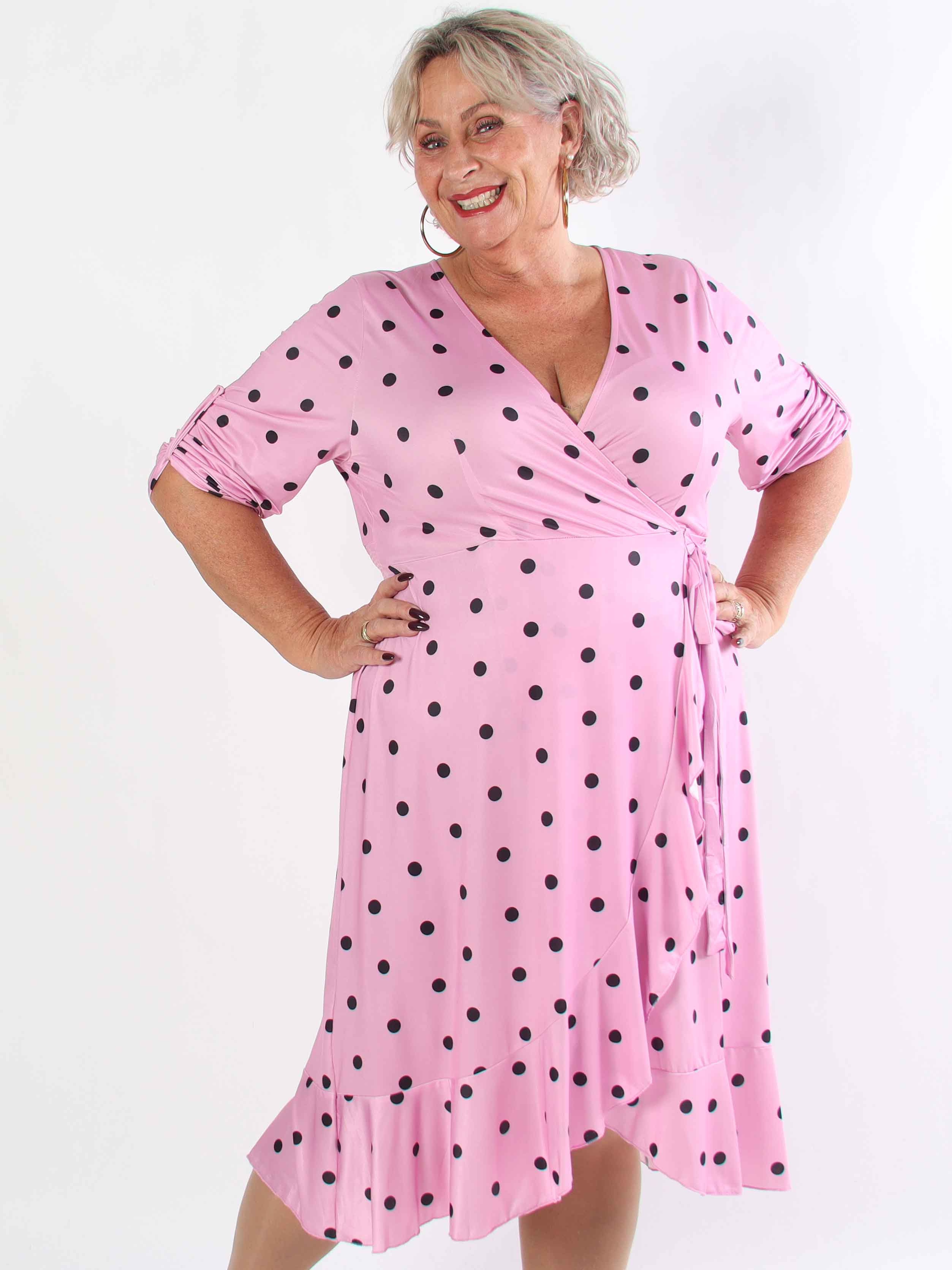 Savina Dot - Elastisk plus size kjole i slå-om-look med prikker